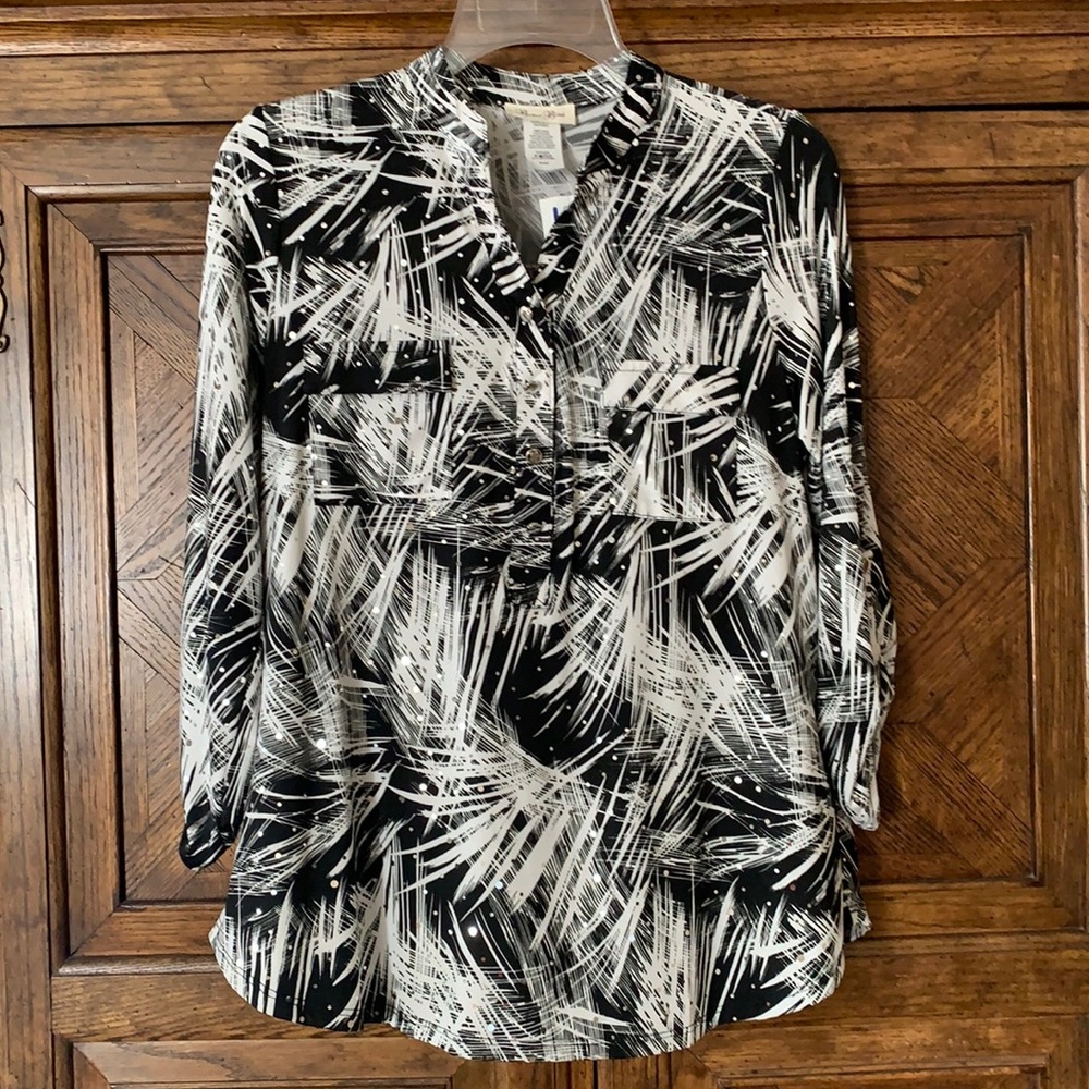 NWT Brittany Black b/w blouse w glitter. Excellent condition